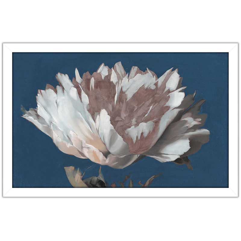 «Flower on Blue» par Mark Lawrence - peinture sur toile à cadre flottant, H 27,5 po x l 39,5 po x P 0,75 po, Cadre blanc