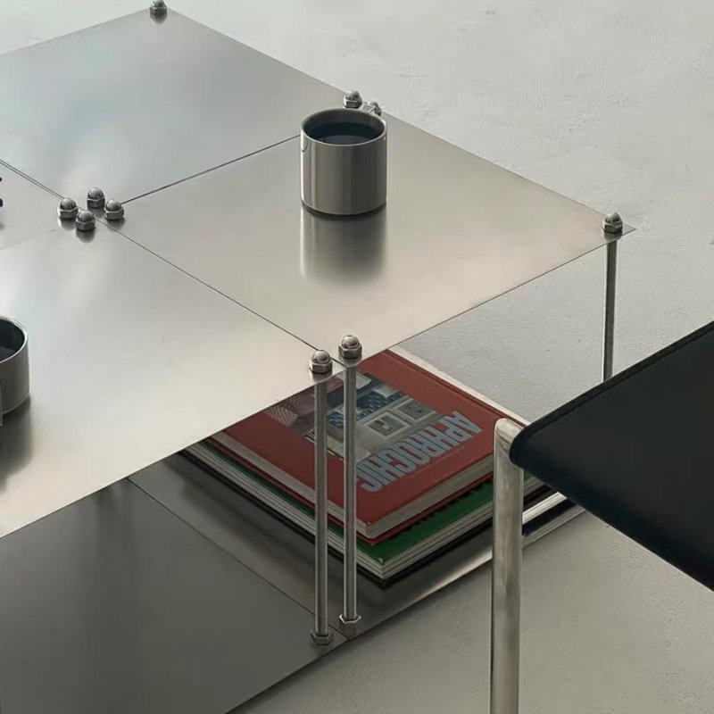 Table de bout en acier inoxydable.