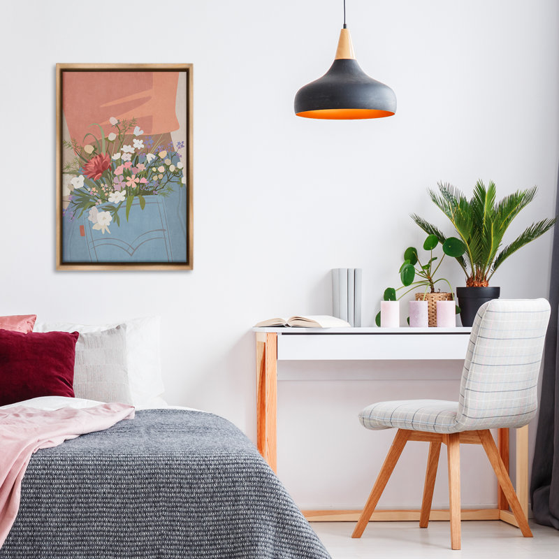 Fleurs dans une poche de jeans avec toile flottante encadrée par Nataly White, Cadre flottant orme Montalcino