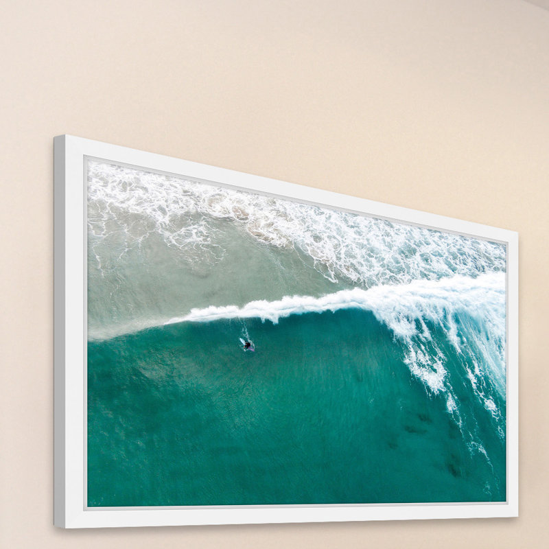 «Riding the Wave» par Karolis Janulis, reproduction de photo encadrée, 16" H x 24" W
