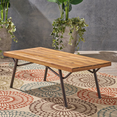 Table basse Canoga avec fabrication en bois durable et rangement dissimulé, parfaite pour les salons modernes et les réceptions.