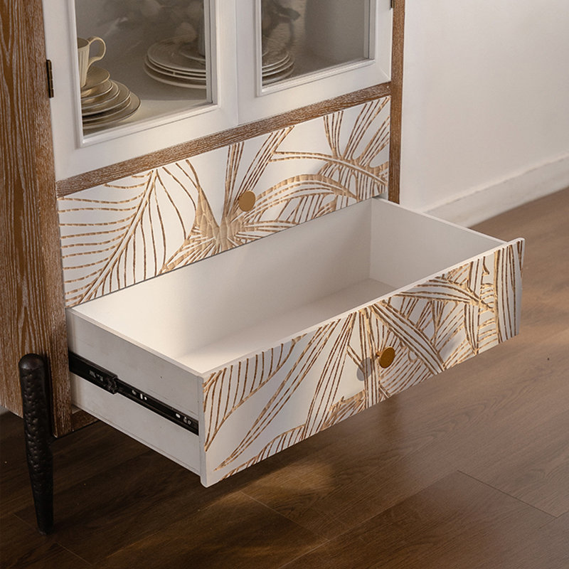 Blanc + brun bois massif + fer + vitrines