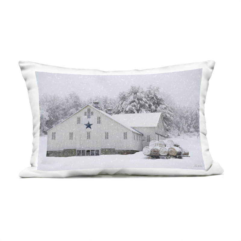 Coussin Snowy Farmhouse on Christmas, imprimé par Lori Deiter