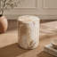 D14,5 x 18,5 po, tabouret d'appoint en faux marbre et crème, table de bout cylindrique sculpturale, piédestal aspect pierre