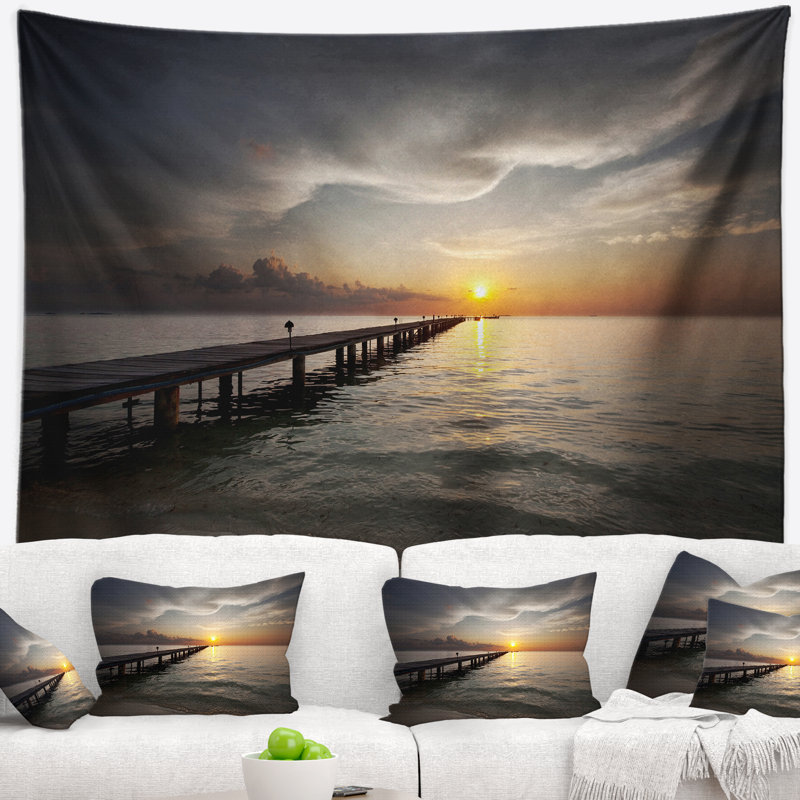 Tapisserie de longue durée bridge boardwalk into the coucher de soleil sea, H 50 po x l 60 po