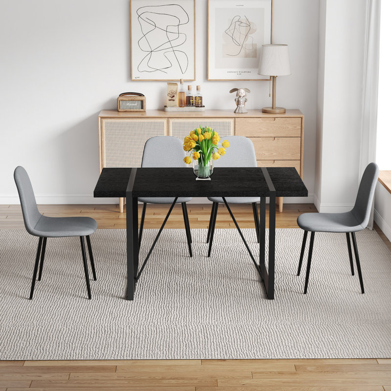 Ensemble de table et de chaises. Une table de salle à manger rectangulaire rétro minimaliste de 55 pouces avec un dessus texturé noir. Assortie à 4 chaises de salle à manger en lin et coton gris clair à haute résilience avec pieds en métal.