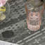 Table d'appoint en osier de rotin avec trou pour parasol Outsunny