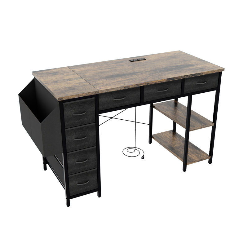 Bureau d'ordinateur 47 po avec prises de recharge, brun rustique. 7 tiroirs en tissu et poche latérale. Polyvalent pour les jeux et le travail. Tiroirs à cadre solide brun. Utilisation quotidienne. Rectangulaire moderne