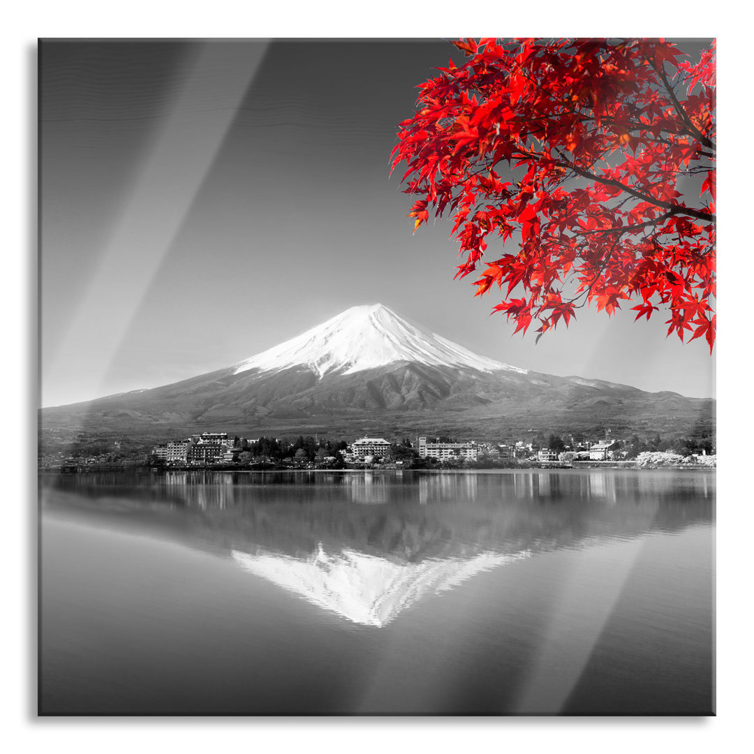 Glasbild Berg Fujiyama mit herbstlichem rotem Baum, schwarz-weißes Detail