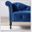 Luxueuse chaise longue en velours avec boutons capitonnés, garniture cloutée et pieds en bois massif pour un confort élégant-714644744