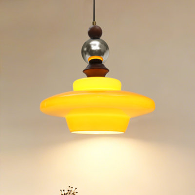 Luminaire suspendu rétro en verre jaune ovni, style Mid-Century avec détails en bois et en métal pour coin-repas pour îlot de cuisine
