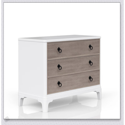 Élégante commode blanche avec tiroirs spacieux et façades en canne, parfaite pour le rangement organisé et l'esthétique