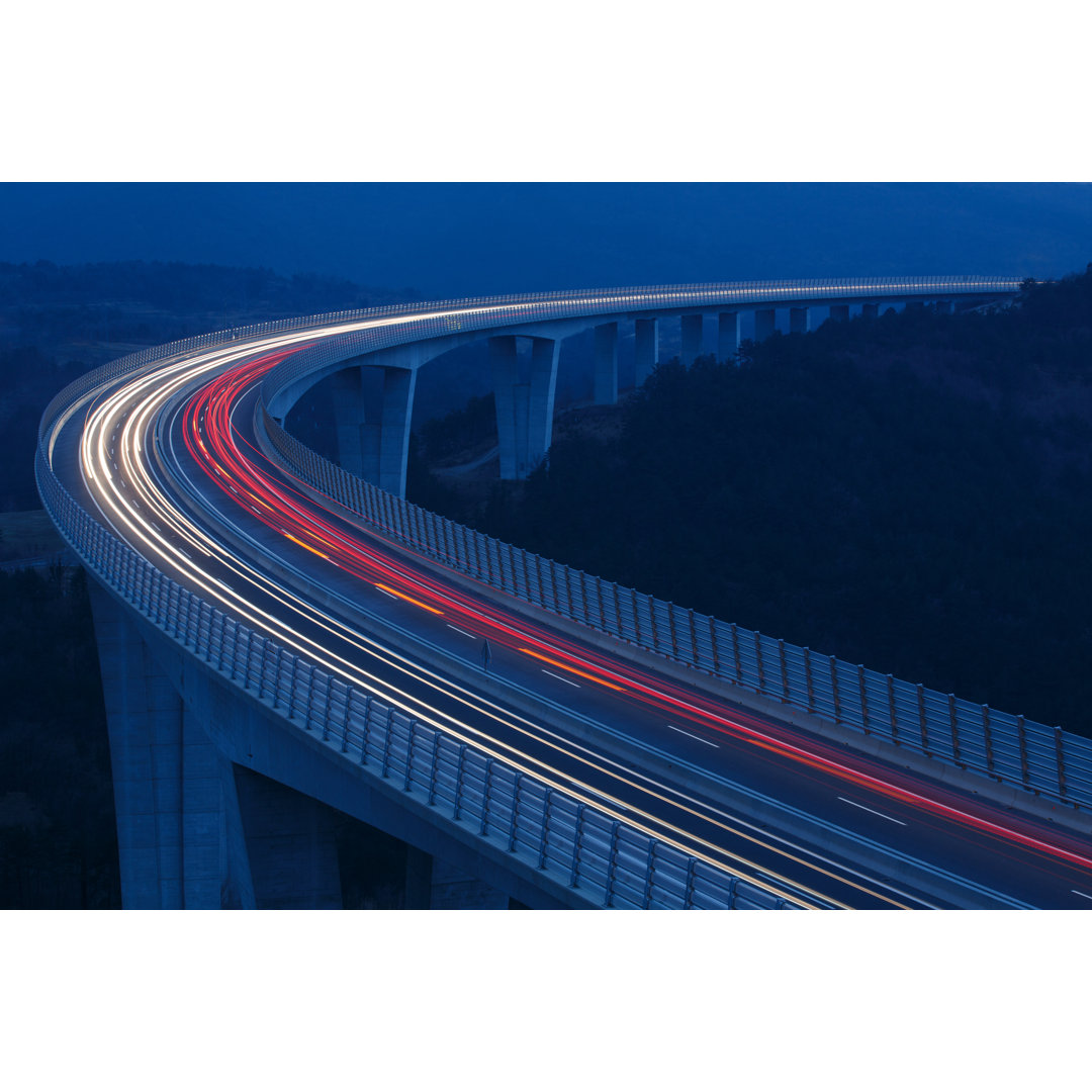 Unscharfe Lichter von Fahrzeugen - Fotografie ohne Rahmen auf Leinwand