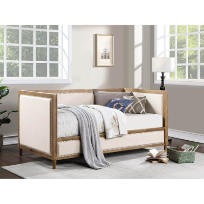 Lit de jour simple Kyra avec garniture cloutée, bois de chêne clair, tissu beige
