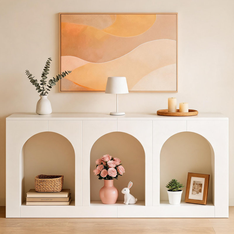 Cette console arquée en bois, dotée de trois tablettes arquées, présente un design unique et peut être utilisée comme table d'entrée.