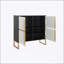 Armoire de rangement à quatre portes avec base en métal et poignées, polyvalente pour la cuisine, la salle à manger et le salon