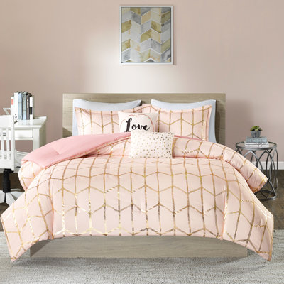 Édredon Soft Blush avec détails métalliques et coussins décoratifs