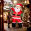 Père Noël souriant avec canne en bonbon gonflable