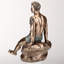 Figurine de 8,46 pouces de hauteur en bronze coulé à froid tatoué assis sur Rock Beach