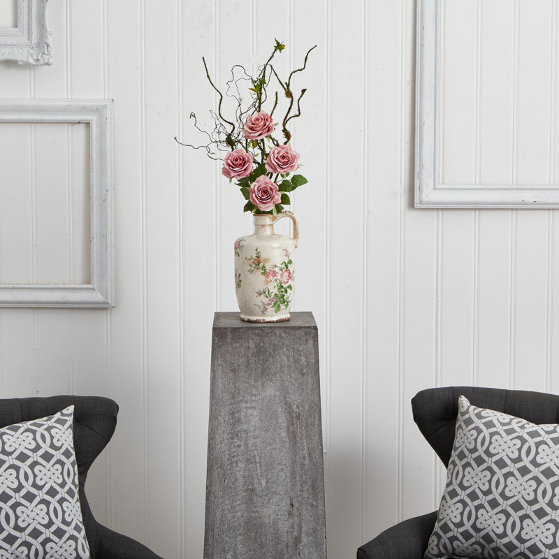 Arrangement floral de roses artificielles dans un vase