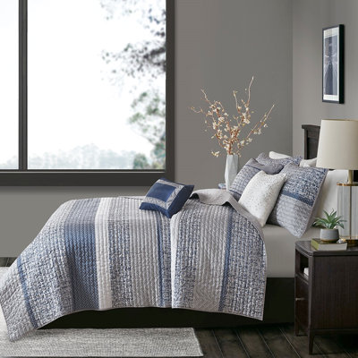 Couette 6 pièces bleu marine pour lit King/King. Garnissage inclus. Oreillers brodés et plissés. Lavable à la machine. Literie élégante et réversible. Oreillers décoratifs à plis brodés.