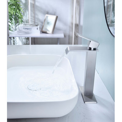 Robinet de lavabo de salle de bain à poignée simple avec bonde escamotable Waterfall