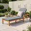 Chaise longue d'extérieur moderne en bois d'acacia avec dossier réglable et coussin résistant aux intempéries