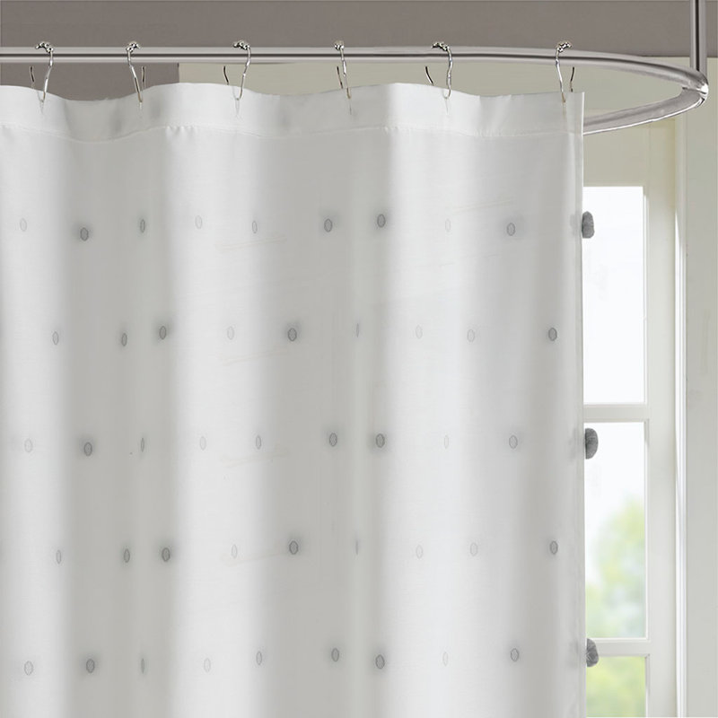 Rideau de douche Chic Pom Pom au design texturé, facile à suspendre et lavable à la machine pour les salles de bain modernes.
