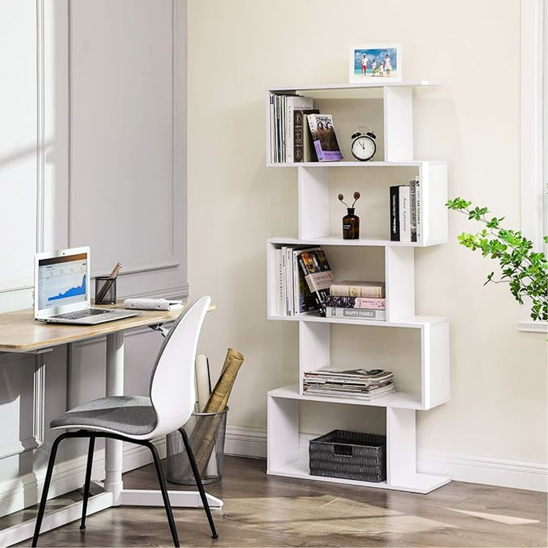 Bibliothèque cinq niveaux blanc crème - maximiser l'espace de rangement en bois d'ingénierie dans une cave à vin crémeuse