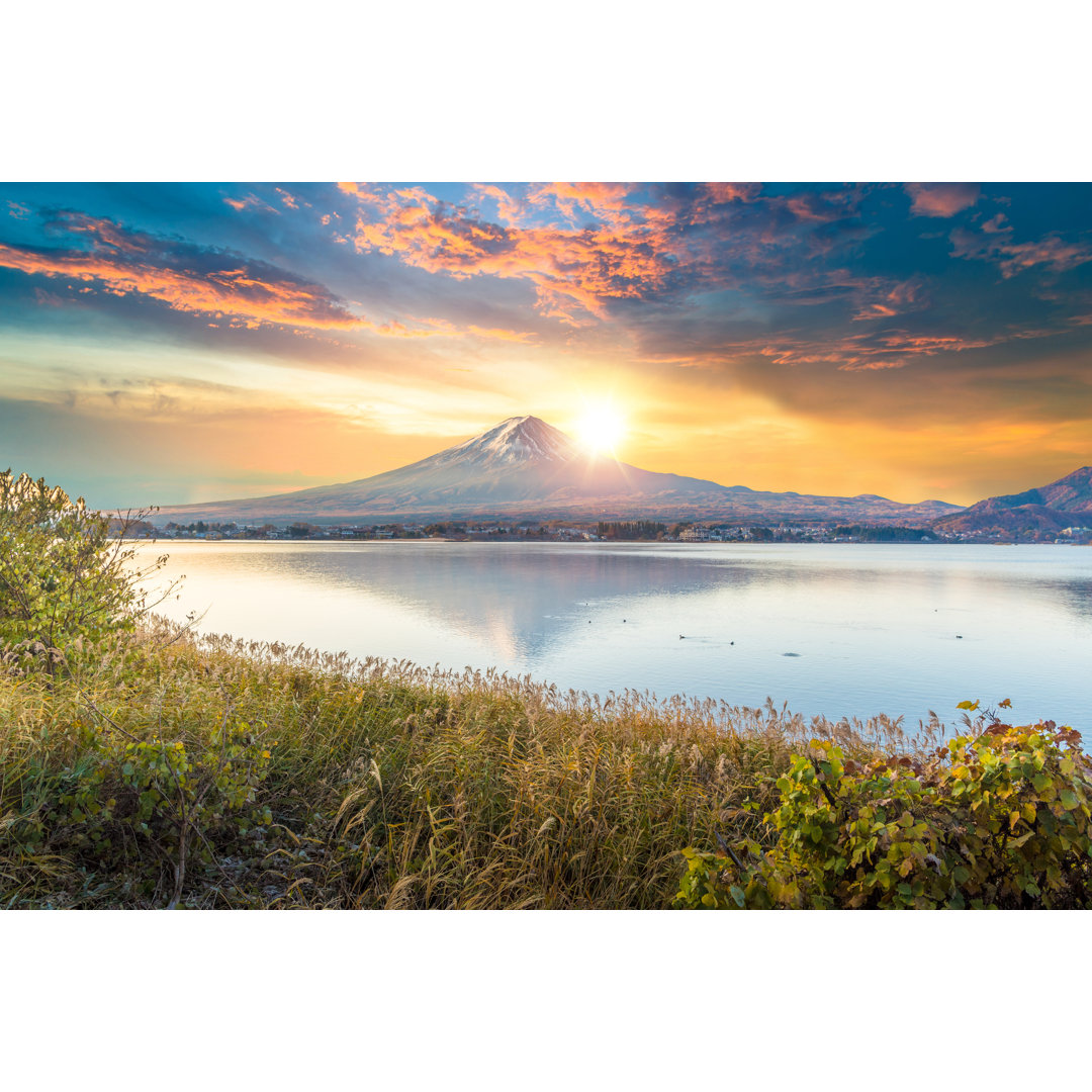 Der Fuji-Berg und der Kawaguchiko-See am Morgen, Herbstliche Jahreszeiten Der Fuji-Berg in Yamanachi in Japan.