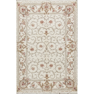 Tapis ivoire noué à la main de haute qualité