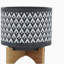 Pot à fleurs aztèque en céramique sur support en bois de 8 po, gris-922708190