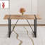Une table de salle à manger rectangulaire rétro minimaliste avec un dessus spécialement texturé et des pieds en métal noir. Table contemporaine en bois aggloméré minimaliste texturé.