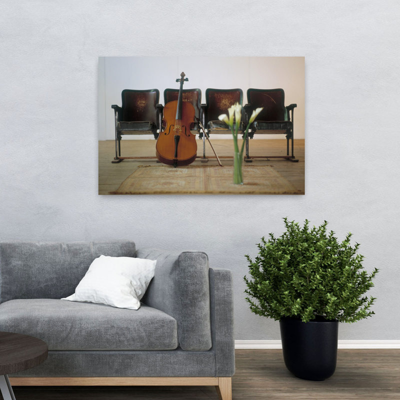 Violoncelle appuyé sur des chaises attachées, art floral contemporain, H 32 po x l 48 po