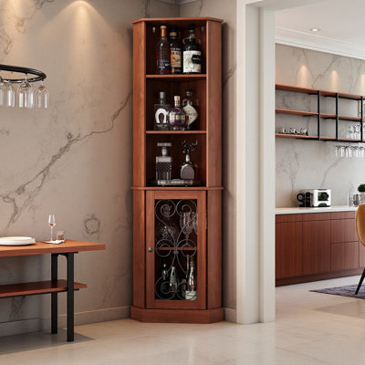Grande armoire de bar d'angle avec rangement, armoire à liqueur d'angle en bois avec tablettes ouvertes et porte en filet métallique, armoire à vin d'angle étroite pour le salon et la salle à manger
