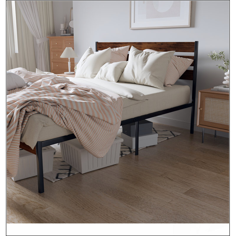 Base de lit plateforme en fer durable avec tête et pied de lit en bois rustique pour matelas grand - brun