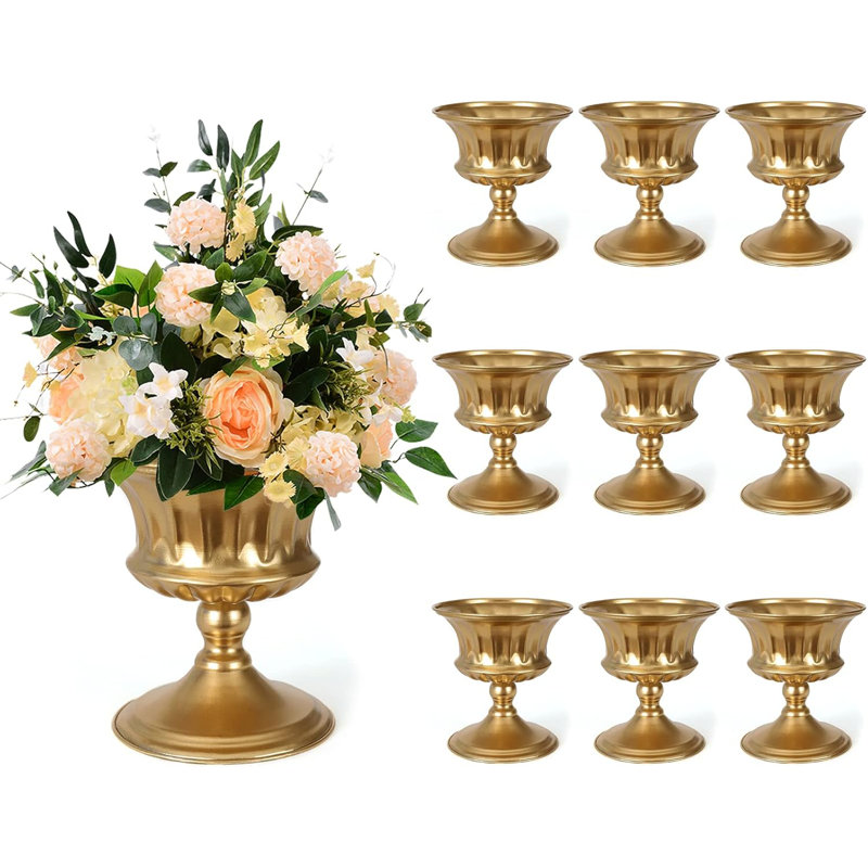 Ensemble de 10 vases en métal doré