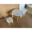 Ensemble de table et de chaises pour enfants avec une conception ergonomique pour tout-petits, des bords arrondis sécuritaires, un panneau de fibres à densité moyenne durable et une fabrication en pin pour une salle de jeux, une chambre à coucher ou une école maternelle.