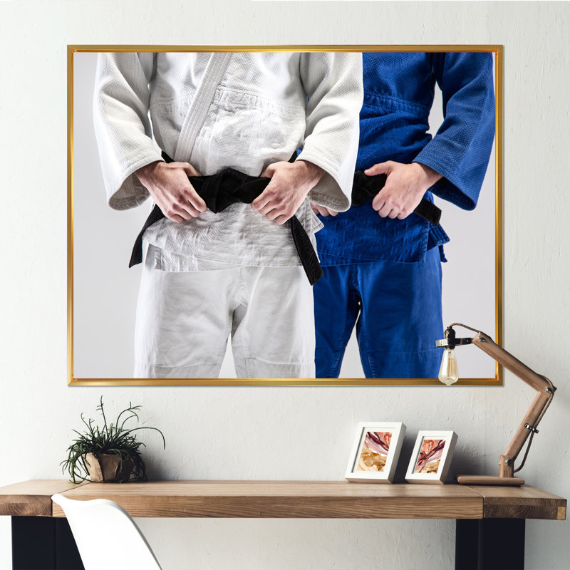 Fighting Judokas Fight Pose Black Belts - reproduction sur toile, Cadre flottant doré, H 24 po x l 32 po x P 1 po