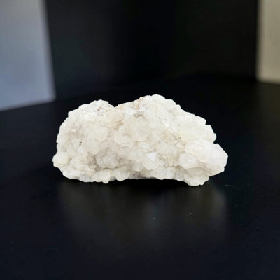 Cubes d'apophyllite cubique sur calcédoine