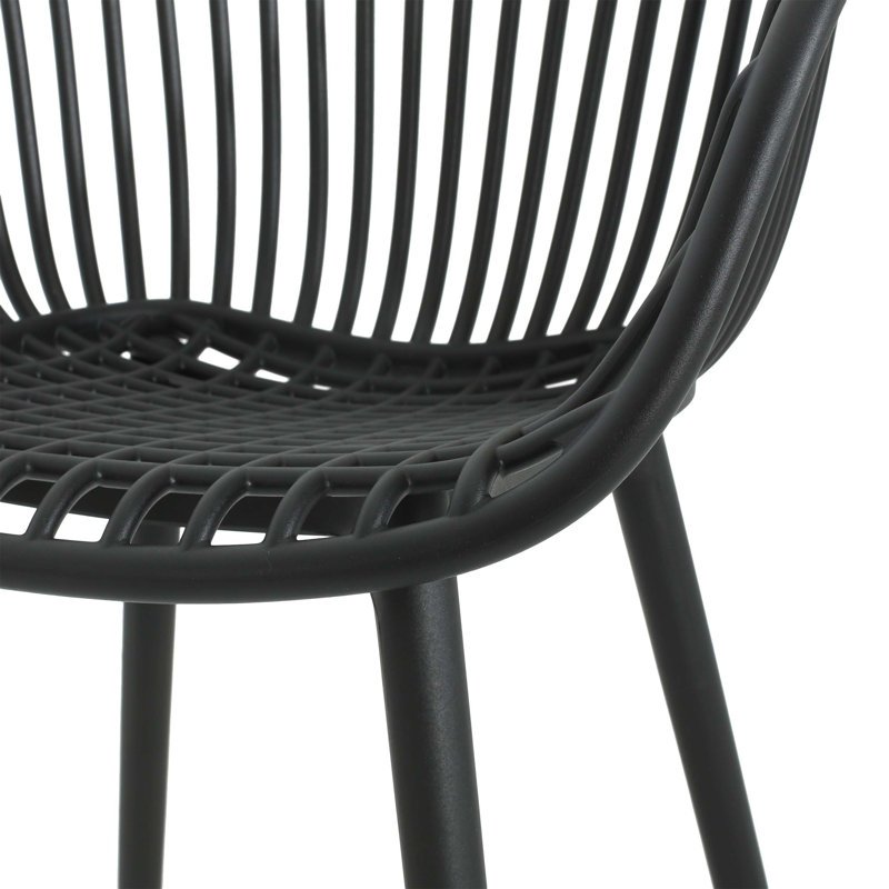 Les deux chaises de salle à manger d'extérieur Mykonos allient charme exquis et fonctionnalité pratique pour les délices d'Alfresco.
