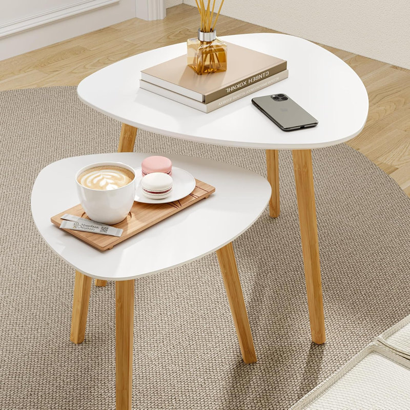 Ensemble de tables de bout triangulaires, tables basses modernes / minimalistes pour le salon ou le balcon, blanc