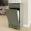 Meuble de poubelle basculant de 10 gallons, armoire à ordures dissimulée cannelée avec tiroir et crochets pour cuisine et salle de bain (poubelle non incluse)