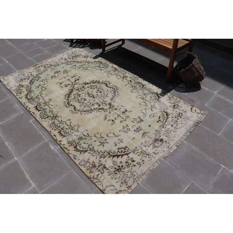 Tapis turc rétro avec un motif floral complexe et des couleurs chaudes et riches pour la décoration intérieure