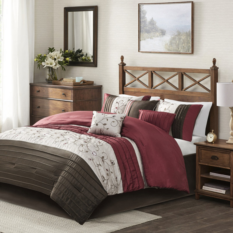 Couette 7 pièces rouge King - Motif brodé. Comprend 1 couette, 2 taies d'oreiller, 3 oreillers et un cache-sommier. Garnissage lavable à la machine. Style transitionnel élégant et décoratif.