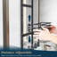 Serviteur de douche au-dessus de la porte-414180126