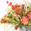Fleurs de pivoines dans un vase, arrangement de fleurs artificielles avec vase en métal