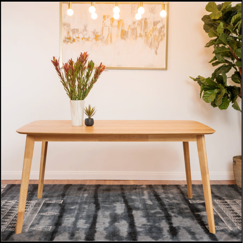Table de salle à manger rectangulaire élégante avec surface lisse et conception stable à quatre pieds pour les maisons modernes