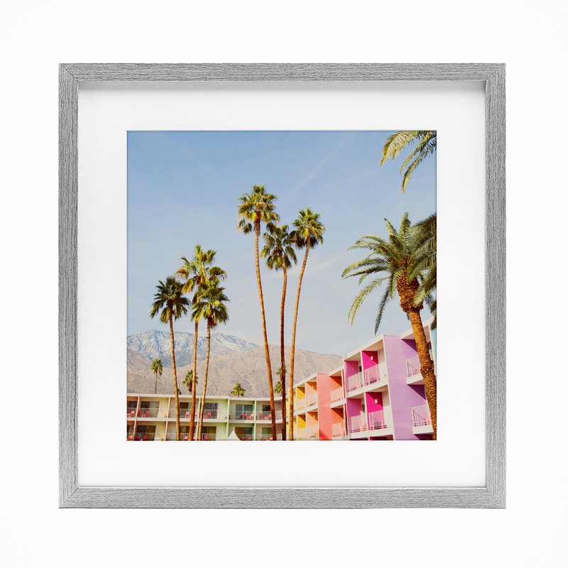 «Looming Palms over Resort», reproduction encadrée sous verre, conception de Lish Creative, H 13 po x l 13 po