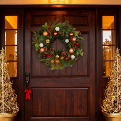 Couronne de Noël artificielle de 22 pouces fabriquée à la main avec des pommes de pin et des branches de pin réalistes pour les fêtes et la décoration intérieure / extérieure